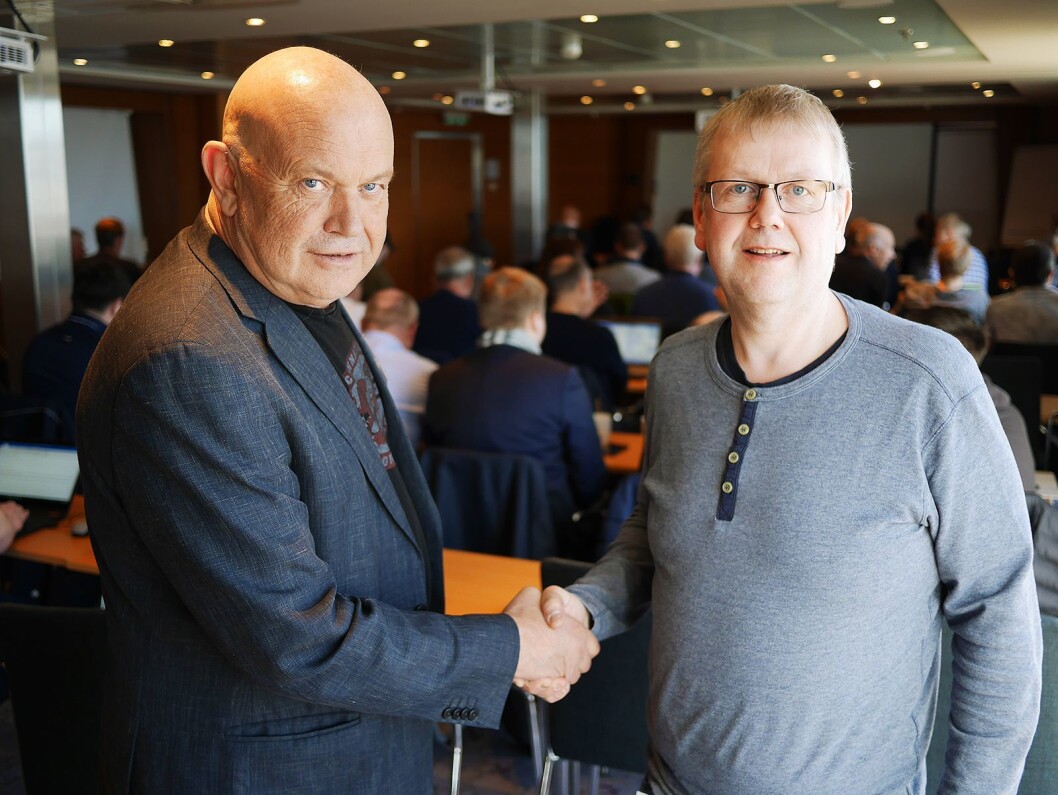 Daglig leder Jon Olav Næss (t. v.) i Elesco Norge ønsker Bjørn Leikvik i Elesco Tromsø AS velkommen i kjeden. Foto: Stian Sønsteng Daglig leder Jon Olav Næss (t. v.) i Elesco Norge ønsker Bjørn Leikvik i Elesco Tromsø AS velkommen i kjeden. Foto: Stian Sønsteng