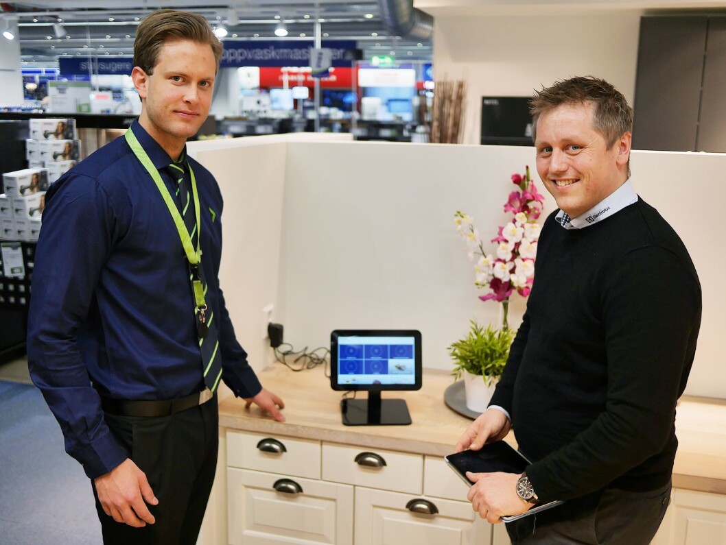 Hvitevareselger Petter Wang (t. v.) ved Elkjøp Megastore Ullevål og distriktssjef Martin Stenberg i Electrolux Home Products Norway. Foto: Stian Sønsteng. Hvitevareselger Petter Wang (t. v.) ved Elkjøp Megastore Ullevål og distriktssjef Martin Stenberg i Electrolux Home Products Norway. Foto: Stian Sønsteng.