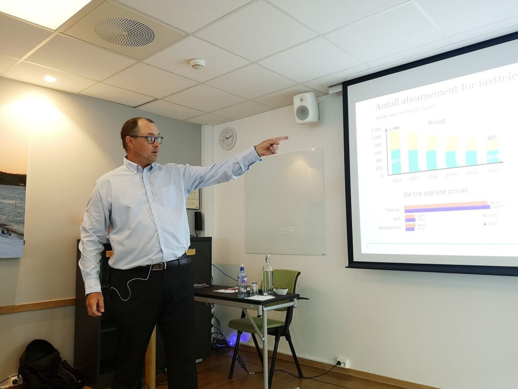 Roger Markussen, seniorrådgiver i Nkom, peker på at fasttelefonien fortsetter å falle også i 2017. Foto: Marte Ottemo. Roger Markussen, seniorrådgiver i Nkom, peker på at fasttelefonien fortsetter å falle også i 2017. Foto: Marte Ottemo.