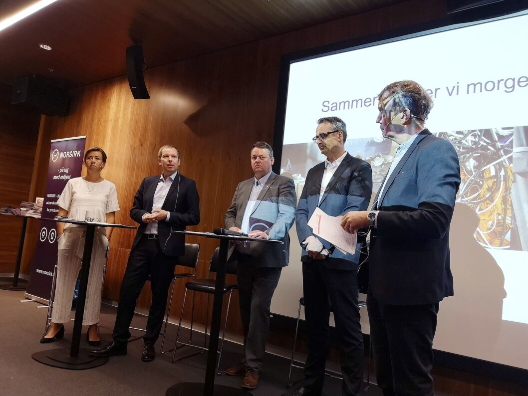Administrerende direktør i IKT Norge, Heidi Austlid, administrerende direktør i Abelia, Håkon Haugli, Arbeiderparti-politiker Runar Sjåstad, administrerende direktør i Elektronikkbransjen, Jan Røsholm og politisk kommentator Aslak Bonde diskuterte bærekraft i bransjen. Foto: Marte Ottemo Administrerende direktør i IKT Norge, Heidi Austlid, administrerende direktør i Abelia, Håkon Haugli, Arbeiderparti-politiker Runar Sjåstad, administrerende direktør i Elektronikkbransjen, Jan Røsholm og politisk kommentator Aslak Bonde diskuterte bærekraft i bransjen. Foto: Marte Ottemo