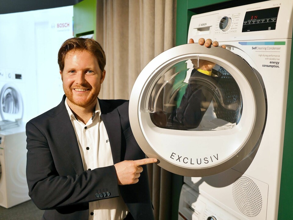 Lars Jødahl med en av Bosch Exclusiv-vaskemaskinene Power har eksklusivt i Norden. Foto: Stian Sønsteng.