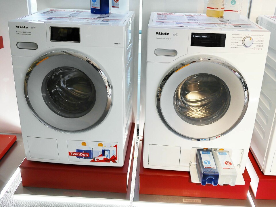 To av Mieles TwinDos-vaskemaskiner. Modellen til høyre koster 14.000 kroner. Foto: Stian Sønsteng.