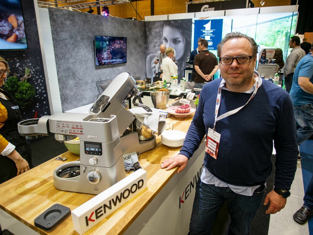 Mikael Hellström i DeLonghi Group med den nye Kenwood Cooking Chef. Foto: Ola Larsson.