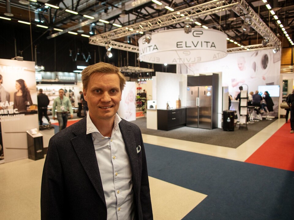 Asle Bjerkebakke på Elon-messen 2018, med Elvitas utstiling i bakgrunnen. Her vises Elon Groups egne hvitevarer. Foto: Ola Larsson