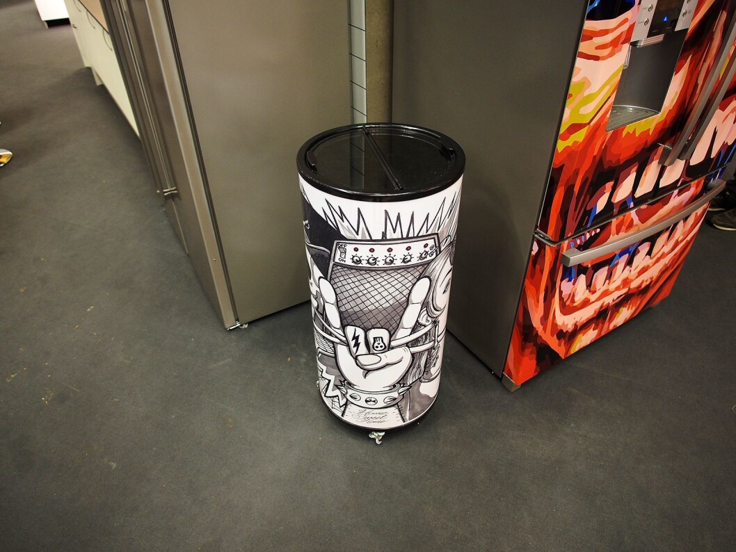Cylinda Minicooler Sweden Rock 2018 er 23 cm høyere enn de vanlige flaskekjølerne, og rommer derfor 65 liter mot 40 liter. Foto: Ola Larsson Cylinda Minicooler Sweden Rock 2018 er 23 cm høyere enn de vanlige flaskekjølerne, og rommer derfor 65 liter mot 40 liter. Foto: Ola Larsson
