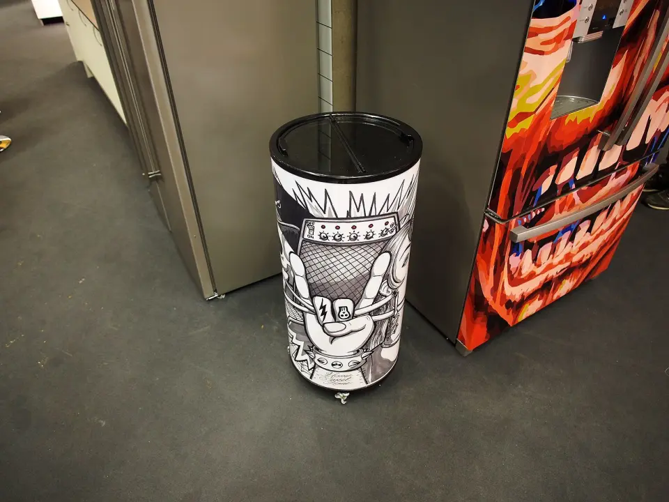 Cylinda Minicooler Sweden Rock 2018 er 23 cm høyere enn de vanlige flaskekjølerne, og rommer derfor 65 liter mot 40 liter. Foto: Ola Larsson Cylinda Minicooler Sweden Rock 2018 er 23 cm høyere enn de vanlige flaskekjølerne, og rommer derfor 65 liter mot 40 liter. Foto: Ola Larsson