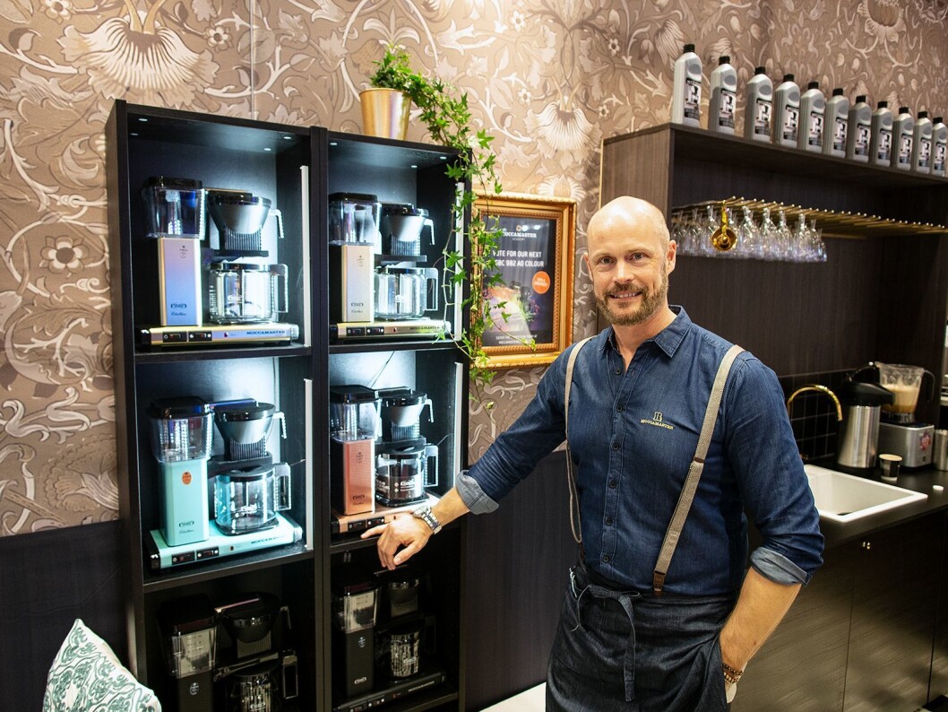 Pär Rosell på Elon-messen 2018, ved Moccamaster KBGC982 AO i de pulverlakkerte fargen kobber og messing. Foto: Ola Larsson Pär Rosell på Elon-messen 2018, ved Moccamaster KBGC982 AO i de pulverlakkerte fargen kobber og messing. Foto: Ola Larsson