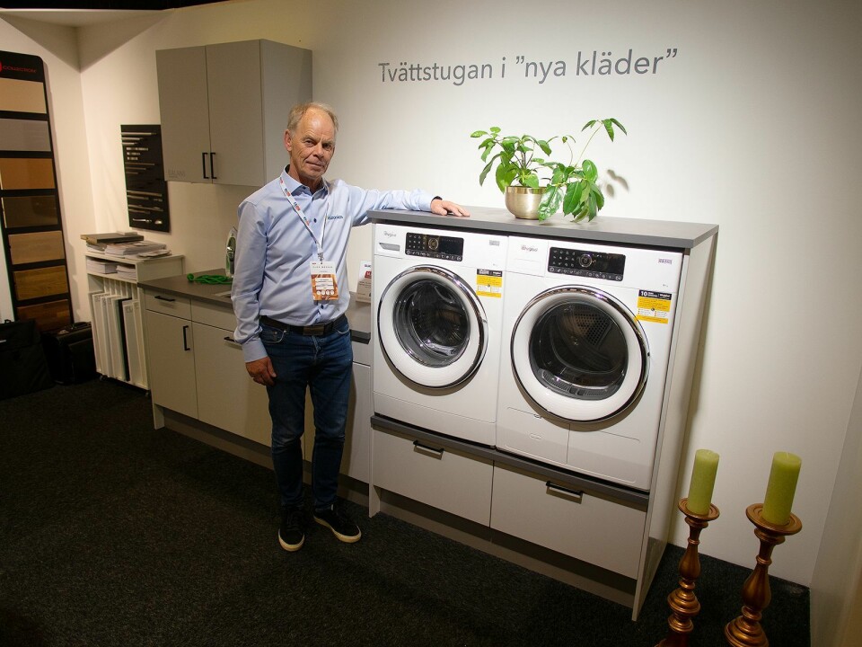 Terje Gudmundsen på Elon-messen i Bäcklunda-utstillingen, der både kjøkkeninnredning og vaskerom vises. Foto: Ola Larsson.