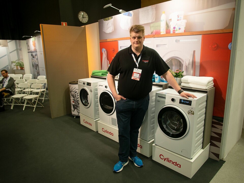 Anders Larsson fra Cylinda på Elon-messen 2018 med firmaets autodoserte vaskemaskin FTA5576. Foto: Ola Larsson.