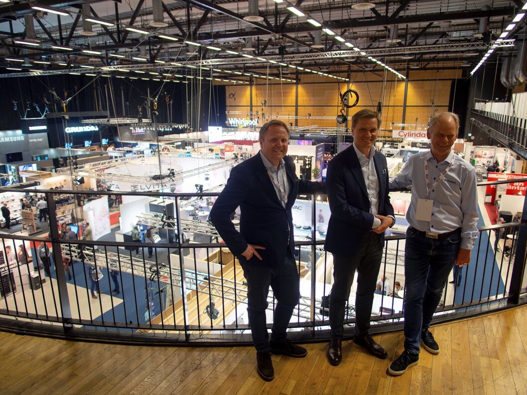Knut Grimstad (t. v.) og Terje Gudmundsen flankerer Euronics’ nye administrerende direktør Asle Bjerkebakke på Elon-messen 2018. Her er de i belysningsutstillingen. Foto: Ola Larsson. Knut Grimstad (t. v.) og Terje Gudmundsen flankerer Euronics’ nye administrerende direktør Asle Bjerkebakke på Elon-messen 2018. Her er de i belysningsutstillingen. Foto: Ola Larsson.