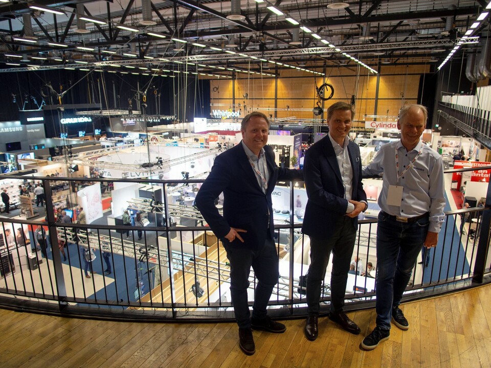 Knut Grimstad (t. v.) og Terje Gudmundsen flankerer Euronics’ nye administrerende direktør Asle Bjerkebakke på Elon-messen 2018. Her er de i belysningsutstillingen. Foto: Ola Larsson.