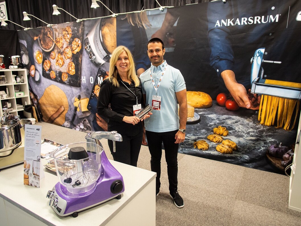 Patricia Thörnwall i Ankarsrum på Elon-messen 2018 med en Marcato pastavalser i hendene. Robin Bahl fra Nordic Brand Hub står ved siden av en Ankarsrum Assistent Original i den nye fargen Shiny Lilac. Foto: Ola Larsson Patricia Thörnwall i Ankarsrum på Elon-messen 2018 med en Marcato pastavalser i hendene. Robin Bahl fra Nordic Brand Hub står ved siden av en Ankarsrum Assistent Original i den nye fargen Shiny Lilac. Foto: Ola Larsson
