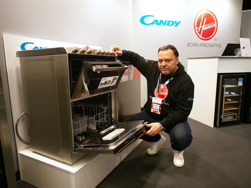 Peter Ericsson med Candy Trio, en kombinert koketopp, stekeovn og oppvaskmaskin i samme produkt. Foto: Ola Larsson