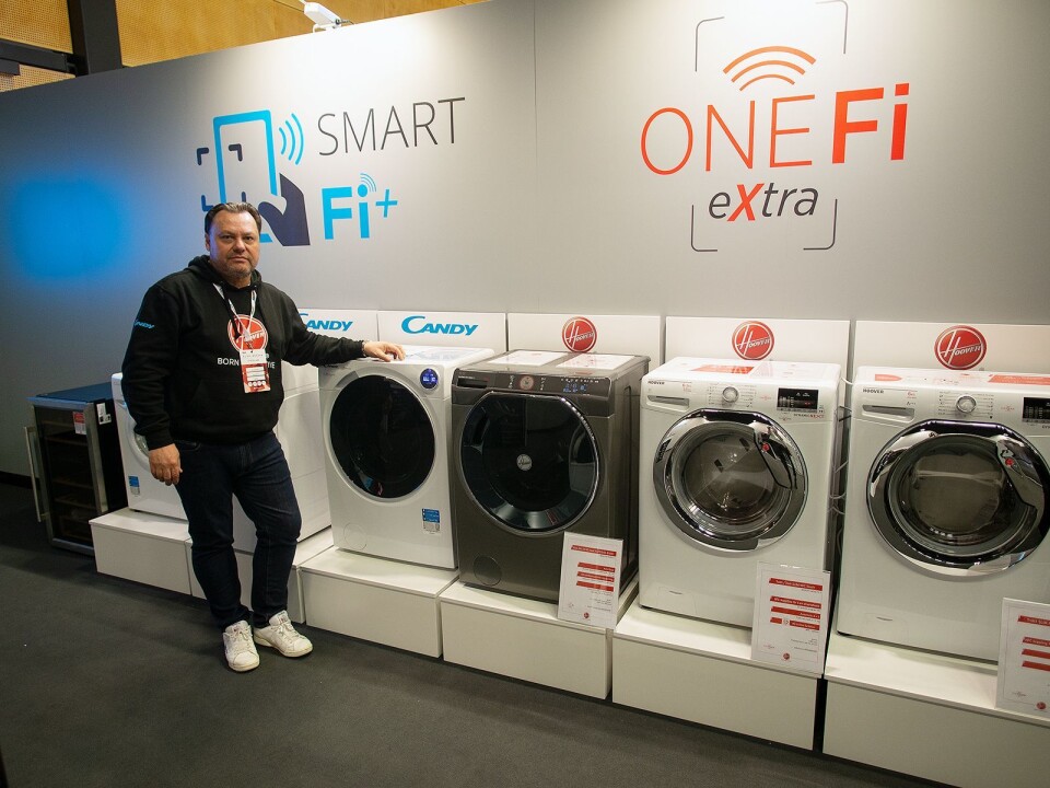 Peter Ericssson med oppkoplede maskiner fra både Candy og Hoover. Foto: Ola Larsson.