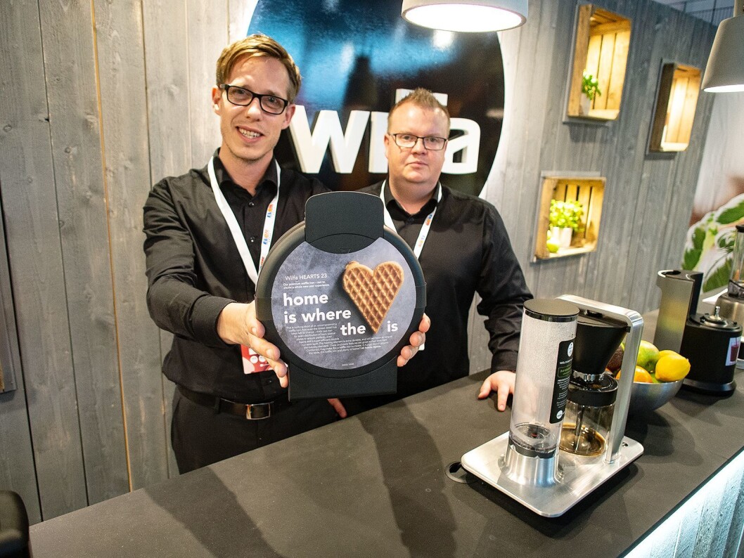 Tony Andersson (t. v.) med Wilfas vaffeljern Hearts 23 i hendene og Johan Dahlen på Elon-messen. Foto: Ola Larsson Tony Andersson (t. v.) med Wilfas vaffeljern Hearts 23 i hendene og Johan Dahlen på Elon-messen. Foto: Ola Larsson