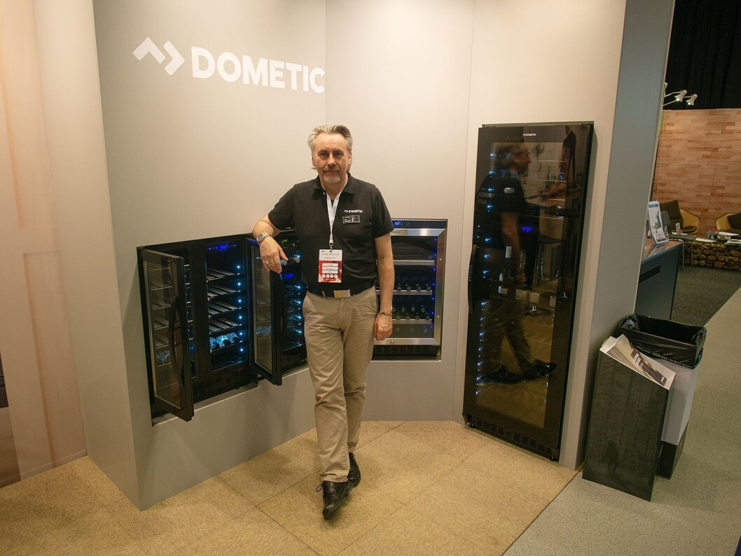 Leif Grandén fra Dometic med vinkjøleren S40FGD, som kom på markedet i fjor. Foto: Ola Larsson Leif Grandén fra Dometic med vinkjøleren S40FGD, som kom på markedet i fjor. Foto: Ola Larsson