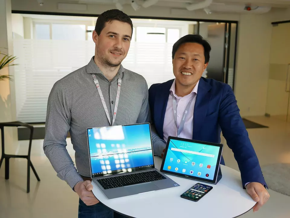 Nordisk salgssjef Sebastian Selfelt (t. v.) og norsk PR-sjef Anders Bigseth i Huawei med MateBook X Pro, MediaPad M5 og P20 Pro. Foto: Stian Sønsteng