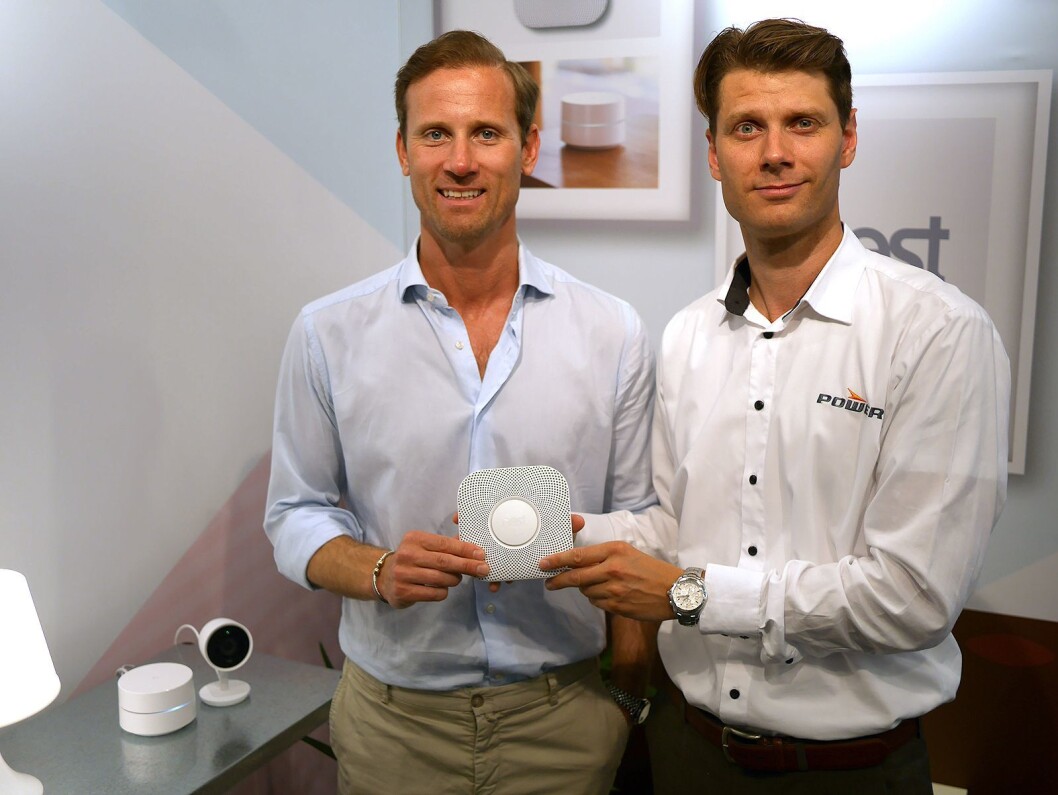 Karl Sandstedt (t. v.) i Google og Alexander von Krogh i Power med den smarte røykvarsleren Nest Protect. Til venstre Google Wifi og Nest Cam IQ. Foto: Stian Sønsteng Karl Sandstedt (t. v.) i Google og Alexander von Krogh i Power med den smarte røykvarsleren Nest Protect. Til venstre Google Wifi og Nest Cam IQ. Foto: Stian Sønsteng