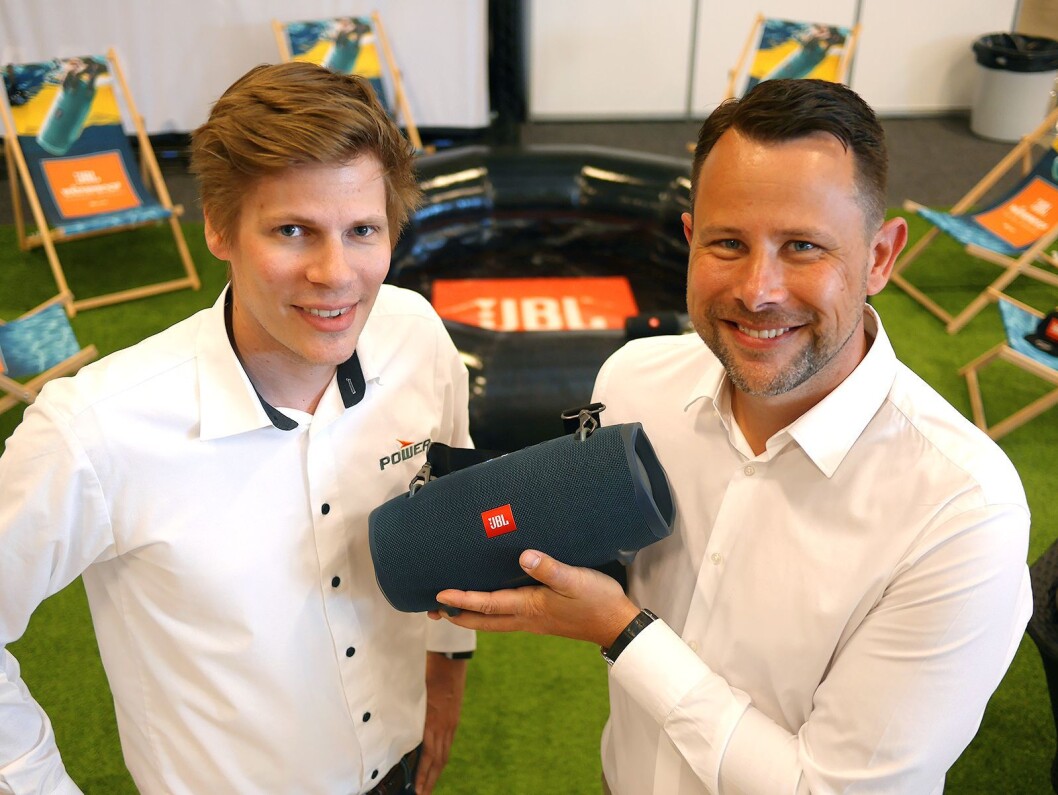 Christopher Thomas Roberts (t. v.) og Henrik Sie i Harman med JBL Xtreme 2. Foto: Stian Sønsteng Christopher Thomas Roberts (t. v.) og Henrik Sie i Harman med JBL Xtreme 2. Foto: Stian Sønsteng