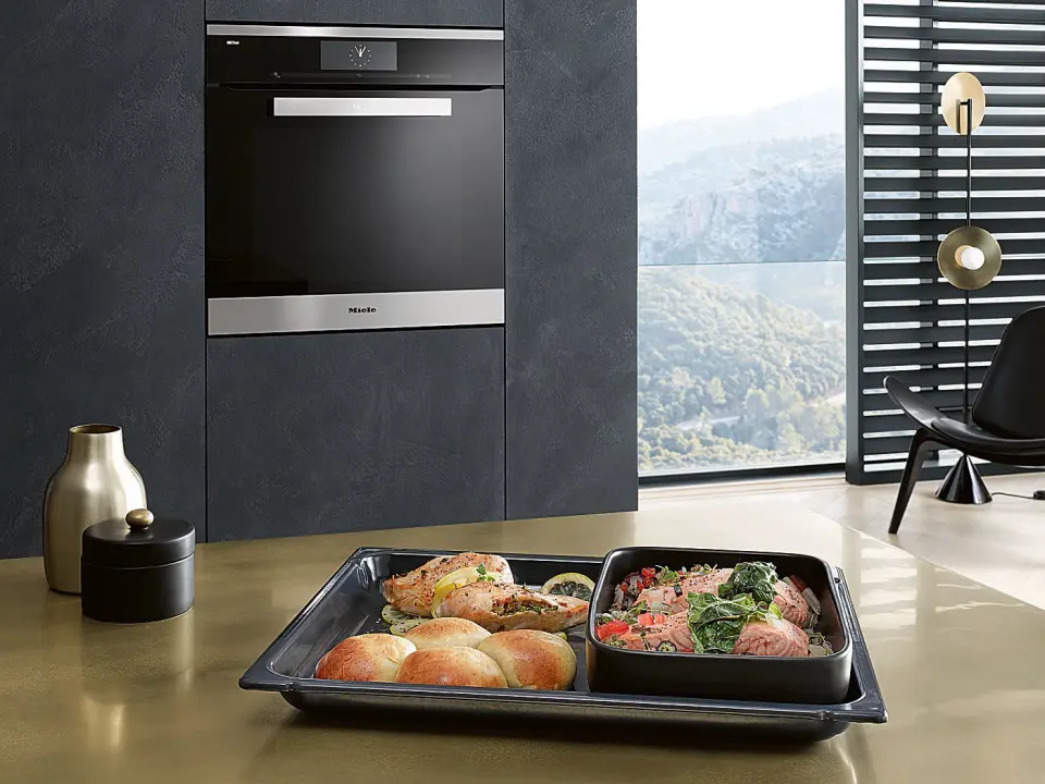 Brød, kjøtt og fisk kan stekes samtidig i dialogovnen. Foto: Miele. Brød, kjøtt og fisk kan stekes samtidig i dialogovnen. Foto: Miele.
