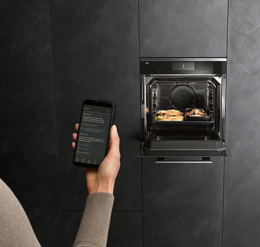 At Mieles dialogovn kan fjernstyres med en fjernkontroll er på linje med mange andre. At den bruker elektromagnetiske bølger, er mer spesielt. Foto: Miele. At Mieles dialogovn kan fjernstyres med en fjernkontroll er på linje med mange andre. At den bruker elektromagnetiske bølger, er mer spesielt. Foto: Miele.