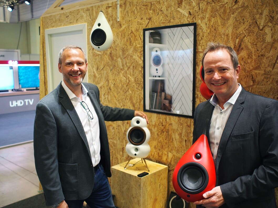 Roger Wollan (t. h.) fra EET holder en Podspeakers Drop-modell i rødt, mens kollega Tore Lundby viser den hvite MiniPoden. Foto: Jan Røsholm Roger Wollan (t. h.) fra EET holder en Podspeakers Drop-modell i rødt, mens kollega Tore Lundby viser den hvite MiniPoden. Foto: Jan Røsholm