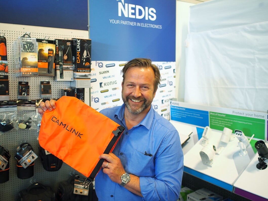Bernt Sivertsen viser frem den vanntette posen fra Camlink, i Power-oransje farge. Foto: Jan Røsholm Bernt Sivertsen viser frem den vanntette posen fra Camlink, i Power-oransje farge. Foto: Jan Røsholm