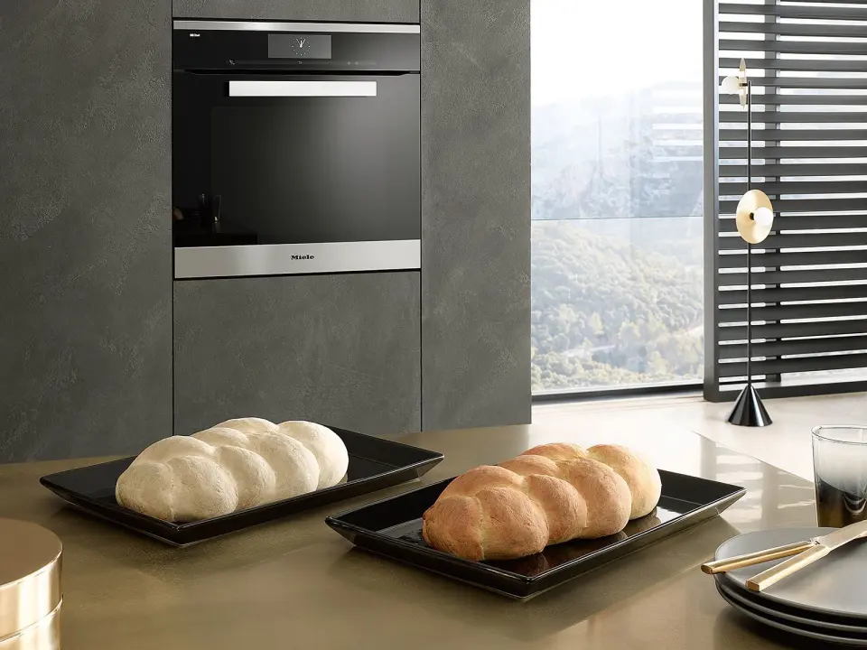 Når man steker brød i Mieles dialogovn, får man ikke stekeskorpen man er vant til, hvis man da ikke velger å bruke over og undervarme i tillegg til de elektromagnetiske bølgene. Foto: Miele. Når man steker brød i Mieles dialogovn, får man ikke stekeskorpen man er vant til, hvis man da ikke velger å bruke over og undervarme i tillegg til de elektromagnetiske bølgene. Foto: Miele.