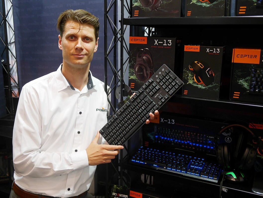 Alexander von Krogh med Powers nye Dacota Platinum-tastatur med semimekaniske taster, og gamingtastatur fra Cepter. Foto: Stian Sønsteng Alexander von Krogh med Powers nye Dacota Platinum-tastatur med semimekaniske taster, og gamingtastatur fra Cepter. Foto: Stian Sønsteng