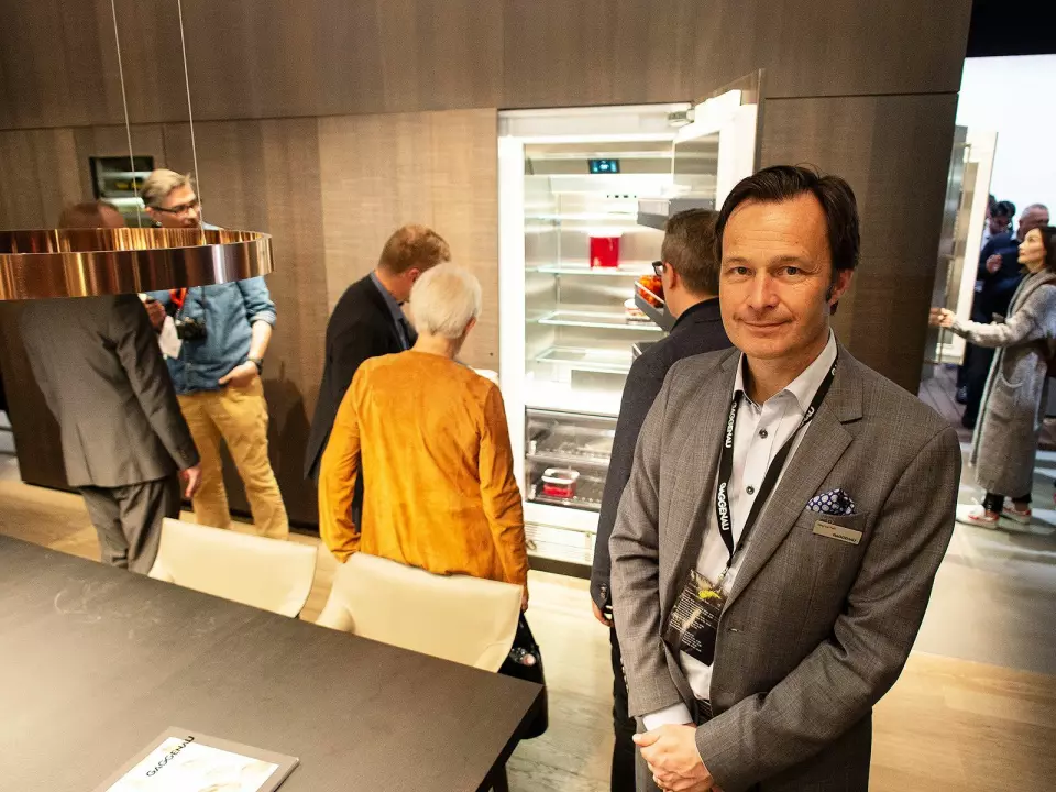 Magnus Falk i Gaggenaus utstilling – The Gaggenau Home – på EurocuCina 2018. I bakgrunnen ser vi den nye Vario Cooling 400-serien. Foto: Ola Larsson