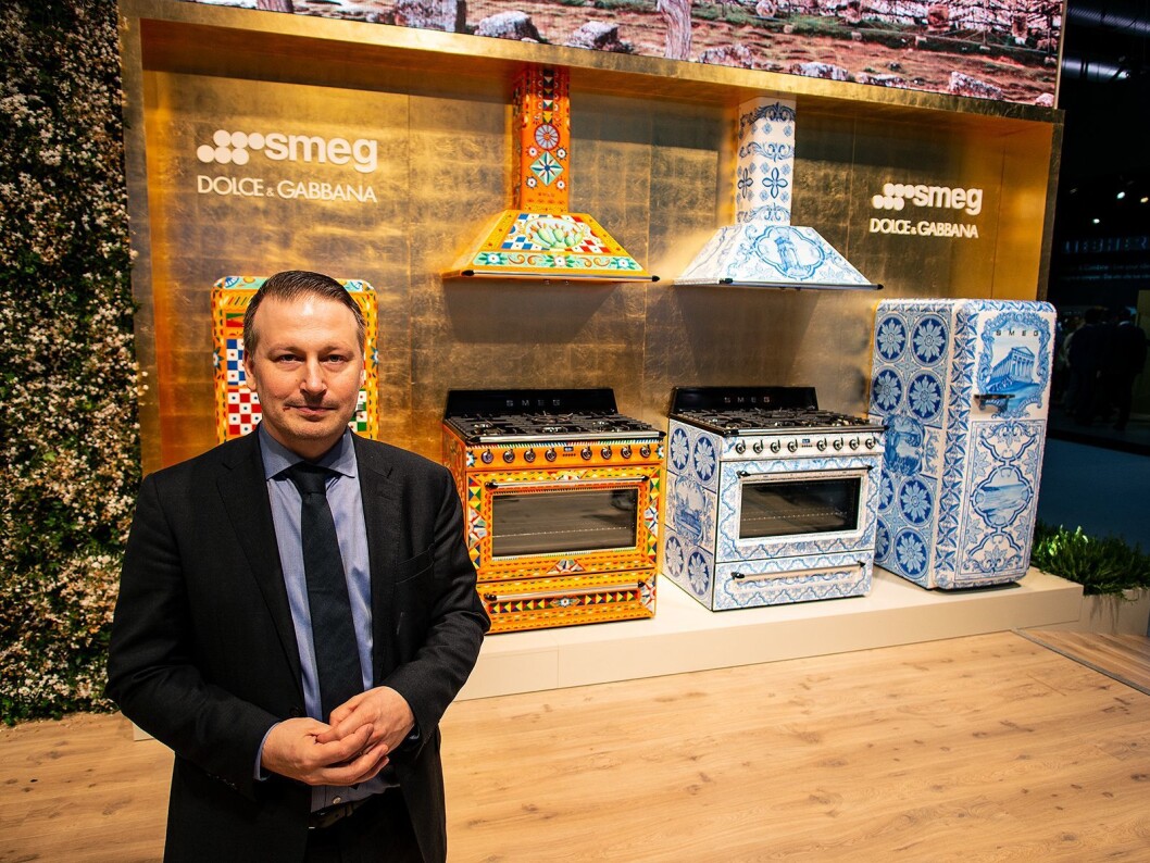 Mikael Åkerlund med de to variantene av «Divina Cucina». Samarbeidet med Dolce&Gabbana består av frittstående ovn, kjøkkenvifte og matchende FAB28 kjøleskap. Foto: Ola Larsson. Mikael Åkerlund med de to variantene av «Divina Cucina». Samarbeidet med Dolce&Gabbana består av frittstående ovn, kjøkkenvifte og matchende FAB28 kjøleskap. Foto: Ola Larsson.