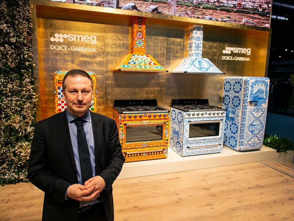 Mikael Åkerlund med de to variantene av «Divina Cucina». Samarbeidet med Dolce&Gabbana består av frittstående ovn, kjøkkenvifte og matchende FAB28 kjøleskap. Foto: Ola Larsson.