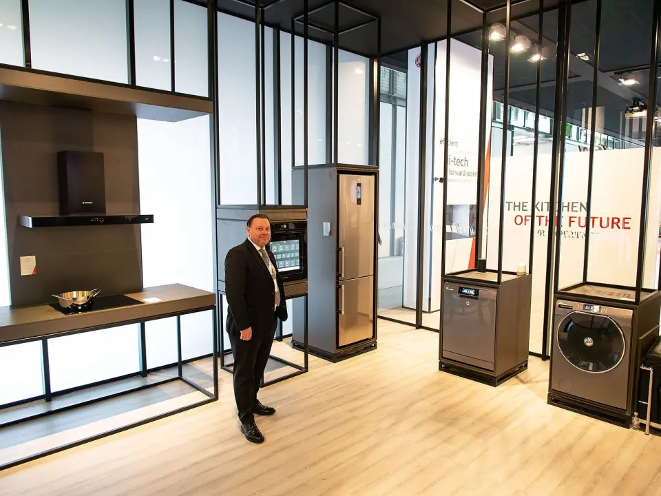Peter Ericsson på Candy Hoovers stand under EuroCucina, hvor selskapet viste fram sin nye oppkoblede serie AXI. Foto: Ola Larsson. Peter Ericsson på Candy Hoovers stand under EuroCucina, hvor selskapet viste fram sin nye oppkoblede serie AXI. Foto: Ola Larsson.