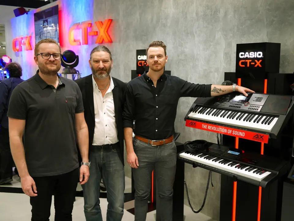 Torstein Vik (f. v.) Per Nordengen og Mikael Romundstad utgjør Polysonic Norge AS. På Musikmesse viste de Casio CT-X-serien. Foto: Stian Sønsteng Torstein Vik (f. v.) Per Nordengen og Mikael Romundstad utgjør Polysonic Norge AS. På Musikmesse viste de Casio CT-X-serien. Foto: Stian Sønsteng