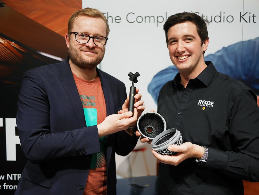 Norsk salgssjef Torstein Vik (t. v.) i Polysonic og eksportsalgssjef Ryan Burke i Røde Microphones med Røde SoundField NT-SF1. Foto: Stian Sønsteng. Norsk salgssjef Torstein Vik (t. v.) i Polysonic og eksportsalgssjef Ryan Burke i Røde Microphones med Røde SoundField NT-SF1. Foto: Stian Sønsteng.