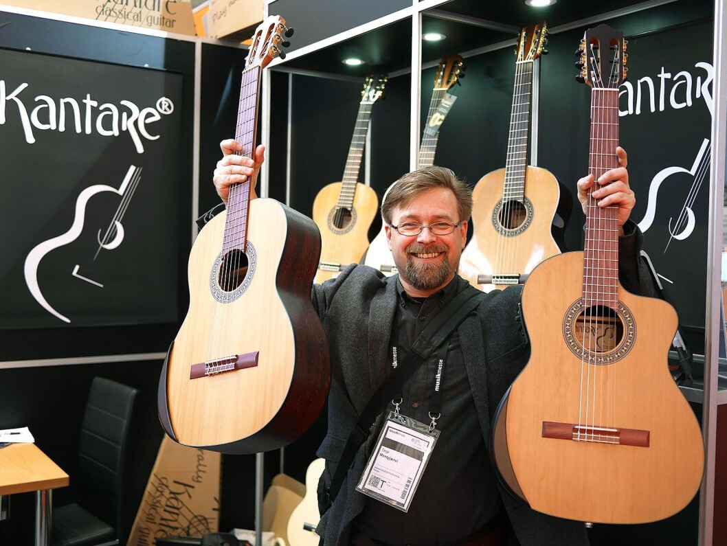 Terje Mentyjærvi i Musikk og elektronikk AS med Kantare-gitarene Grasioso og Dolche (med utsparing) han har i sortimentet. Foto: Stian Sønsteng Terje Mentyjærvi i Musikk og elektronikk AS med Kantare-gitarene Grasioso og Dolche (med utsparing) han har i sortimentet. Foto: Stian Sønsteng