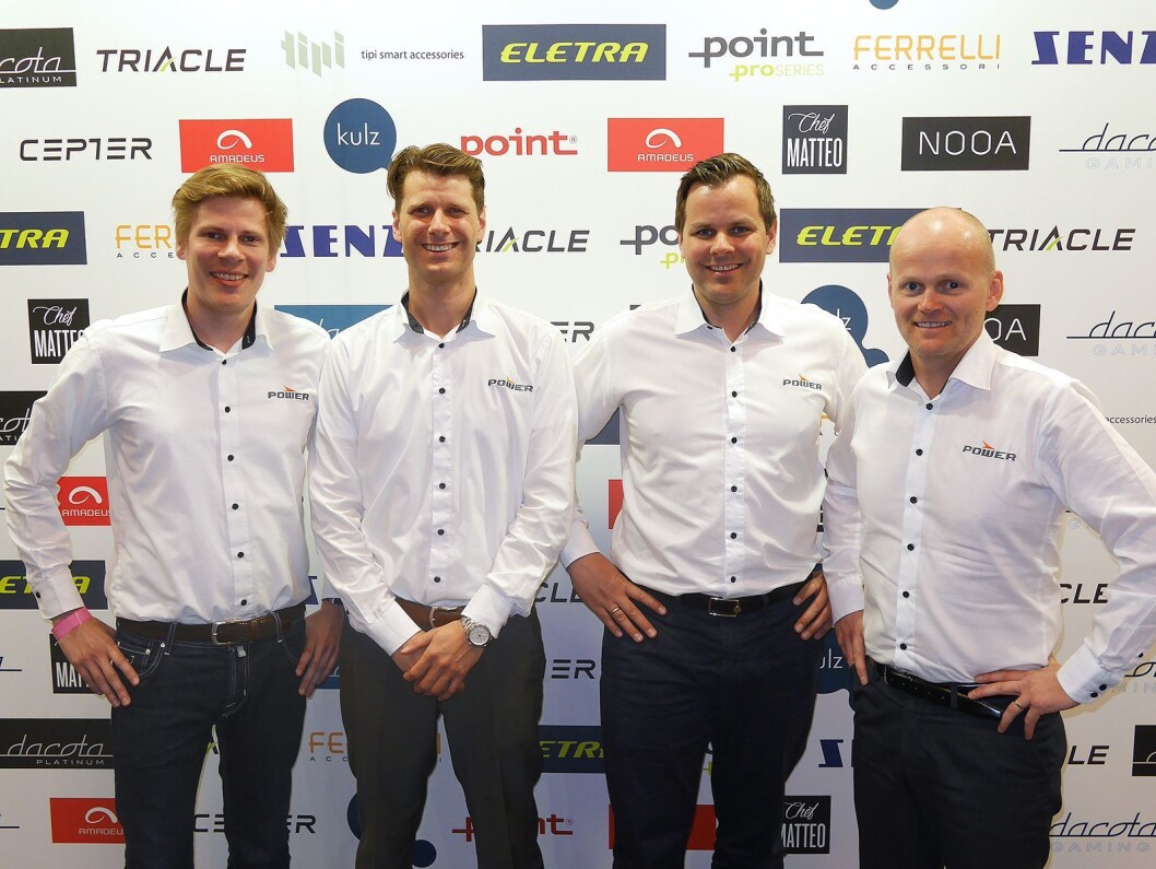 Christopher Thomas Roberts (f. v.), Alexander von Krogh, Henning Lahus og Thomas Korsnes er nordiske kategorisjefer for henholdsvis lyd, data, bilde og tele i Power. Her foran veggen med kjedens egne varemerker. Foto: Stian Sønsteng. Christopher Thomas Roberts (f. v.), Alexander von Krogh, Henning Lahus og Thomas Korsnes er nordiske kategorisjefer for henholdsvis lyd, data, bilde og tele i Power. Her foran veggen med kjedens egne varemerker. Foto: Stian Sønsteng.