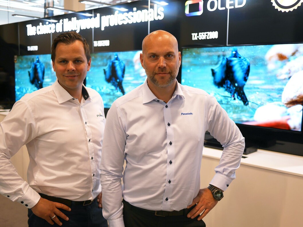 Henning Lahus (t. v.) i Power og Fredrik Berg i Panasonic med TVen TX-55FZ800. Pris: 25.000,- Foto: Stian Sønsteng. Henning Lahus (t. v.) i Power og Fredrik Berg i Panasonic med TVen TX-55FZ800. Pris: 25.000,- Foto: Stian Sønsteng.