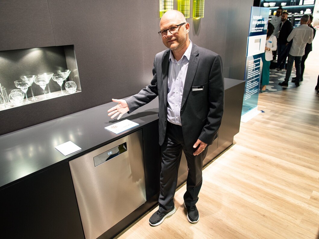 Øistein Bovolden, nordisk produktspesialist for store hvitevarer hos Beko, ved selskapets nye, prisbelønte oppvaskmaskin. Foto: Ola Larsson Øistein Bovolden, nordisk produktspesialist for store hvitevarer hos Beko, ved selskapets nye, prisbelønte oppvaskmaskin. Foto: Ola Larsson
