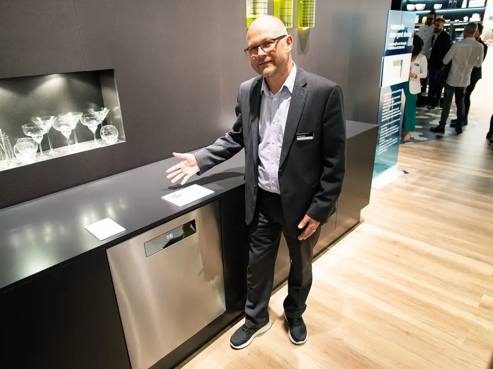 Øistein Bovolden, nordisk produktspesialist for store hvitevarer hos Beko, ved selskapets nye, prisbelønte oppvaskmaskin. Foto: Ola Larsson Øistein Bovolden, nordisk produktspesialist for store hvitevarer hos Beko, ved selskapets nye, prisbelønte oppvaskmaskin. Foto: Ola Larsson