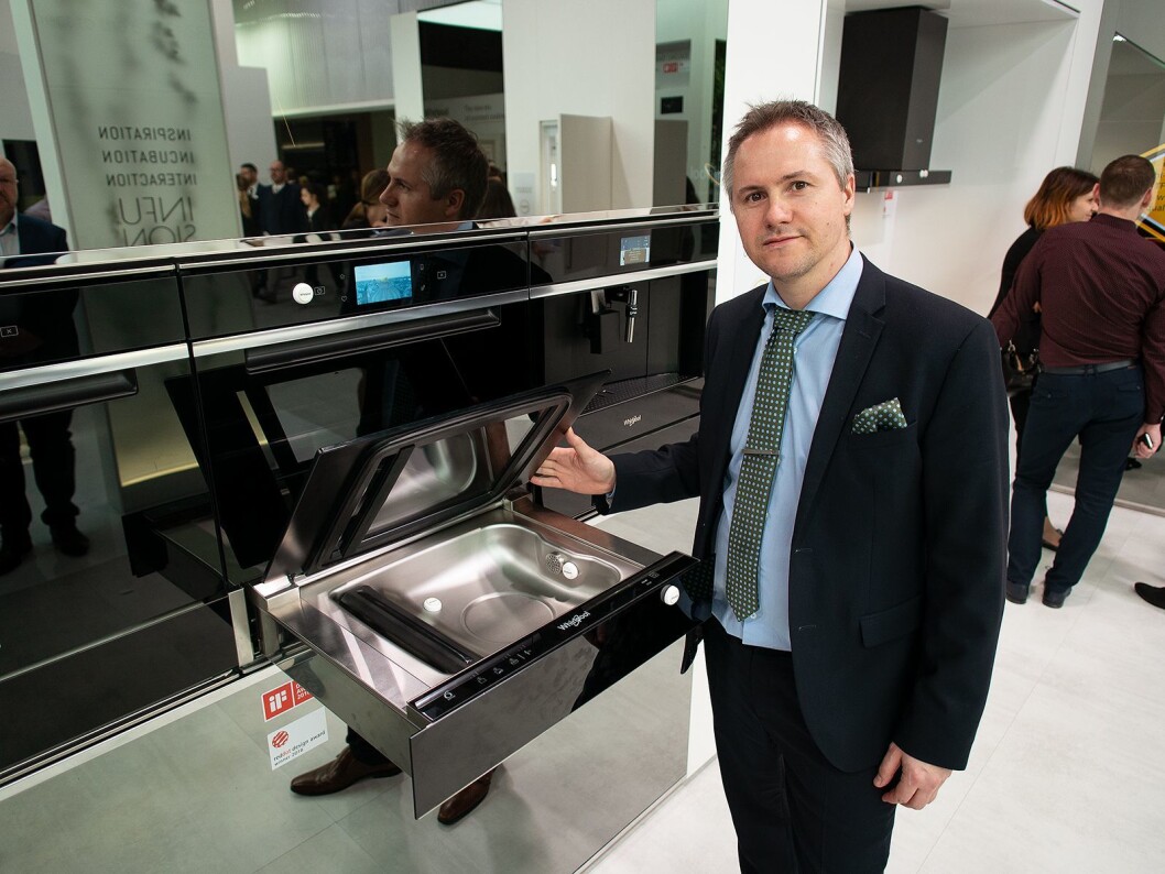 Nøkkelkundeansvarlig Stein Egil Ristad på EuroCucina 2018, ved siden av Whirlpools slankede vakuumpakker for sous vide, plassert i ovnsskuffen. Foto: Ola Larsson Nøkkelkundeansvarlig Stein Egil Ristad på EuroCucina 2018, ved siden av Whirlpools slankede vakuumpakker for sous vide, plassert i ovnsskuffen. Foto: Ola Larsson
