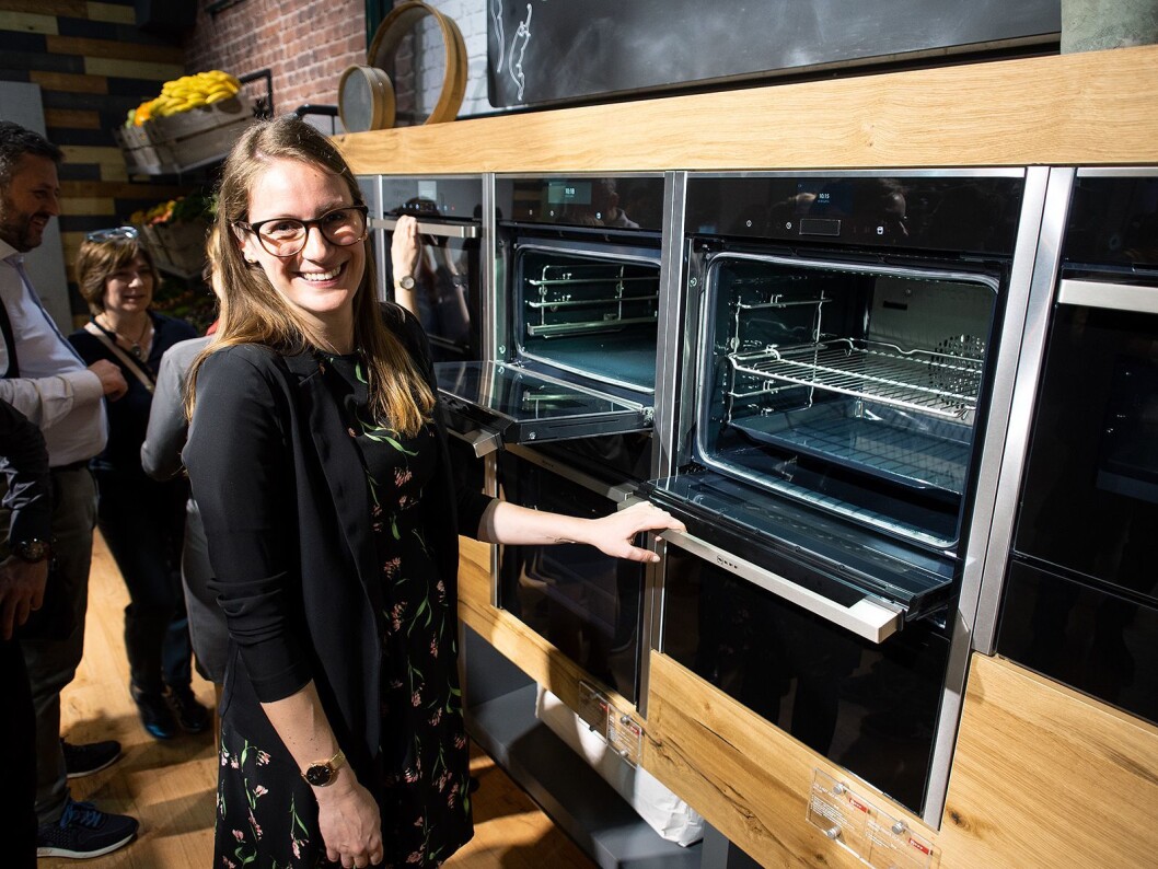 Miriam Neff i BSH med en ovn fra Neff med funksjonen Slide&Hide, der døren glir inn i ovnen når man åpner den. Foto: Ola Larsson Miriam Neff i BSH med en ovn fra Neff med funksjonen Slide&Hide, der døren glir inn i ovnen når man åpner den. Foto: Ola Larsson