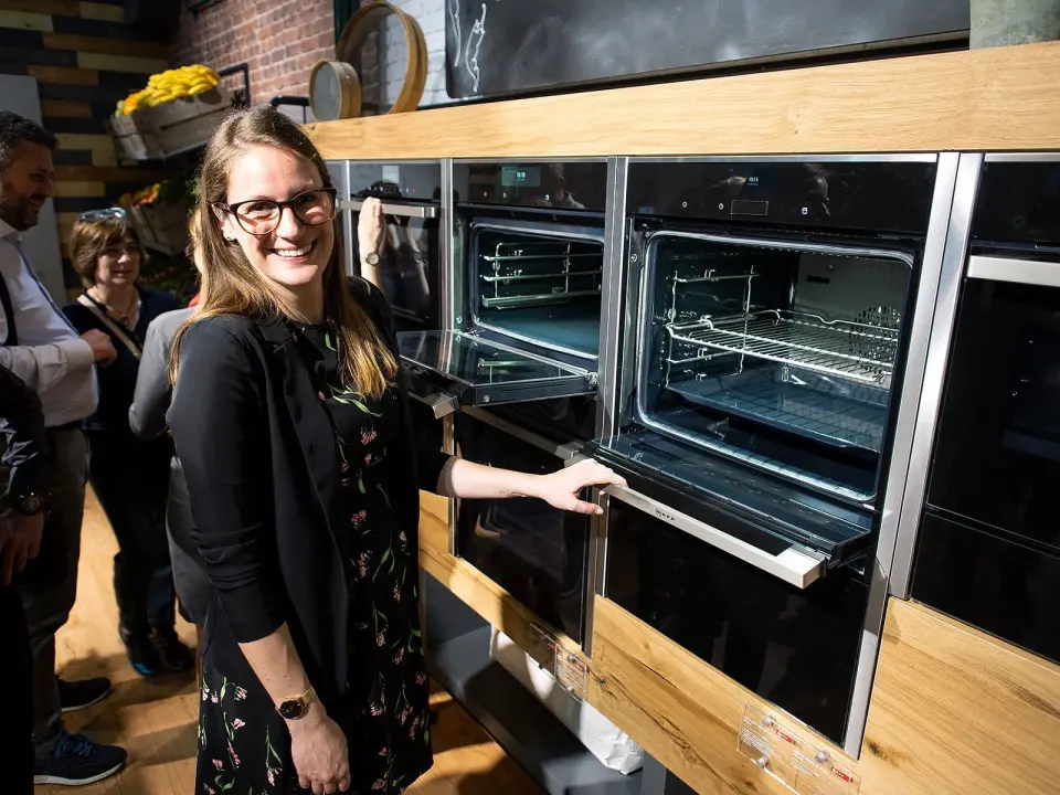 Miriam Neff i BSH med en ovn fra Neff med funksjonen Slide&Hide, der døren glir inn i ovnen når man åpner den. Foto: Ola Larsson Miriam Neff i BSH med en ovn fra Neff med funksjonen Slide&Hide, der døren glir inn i ovnen når man åpner den. Foto: Ola Larsson