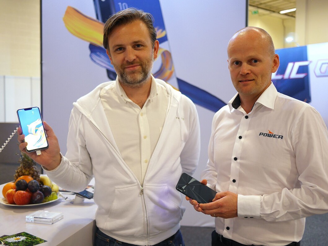 Nordisk salgssjef Trond Sandal (t .v.) og nordisk salgssjef Thomas Korsnes i Power med Zenfone 5. Foto: Stian Sønsteng. Nordisk salgssjef Trond Sandal (t .v.) og nordisk salgssjef Thomas Korsnes i Power med Zenfone 5. Foto: Stian Sønsteng.