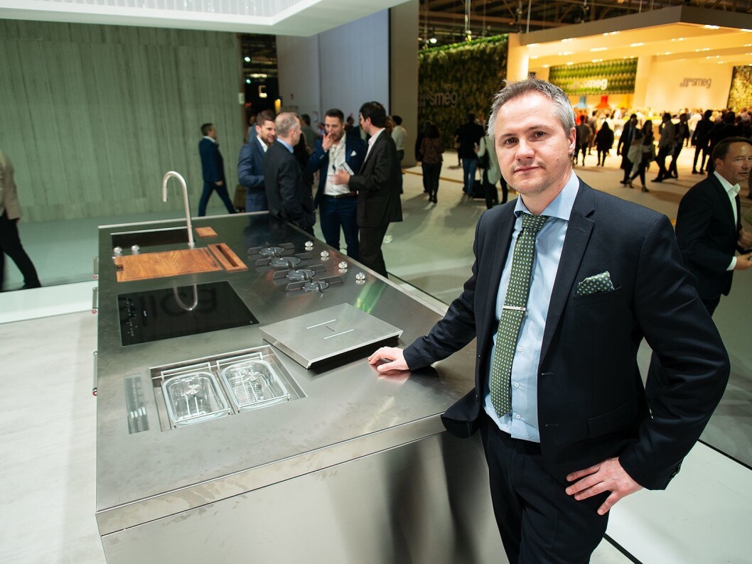 Ristad viser fram en skreddersydd kjøkkenøy fra KitchenAids «Made-To-Measure»-serie. Foto: Ola Larsson. Ristad viser fram en skreddersydd kjøkkenøy fra KitchenAids «Made-To-Measure»-serie. Foto: Ola Larsson.