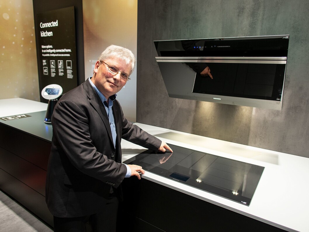 Joerg Voelkel i BSH med induksonstoppen og viften fra Siemens som er integrert i smarthjem-systemet Home Connect. Foto: Ola Larsson Joerg Voelkel i BSH med induksonstoppen og viften fra Siemens som er integrert i smarthjem-systemet Home Connect. Foto: Ola Larsson