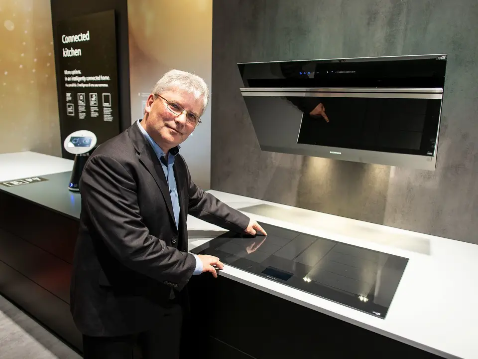 Joerg Voelkel i BSH med induksonstoppen og viften fra Siemens som er integrert i smarthjem-systemet Home Connect. Foto: Ola Larsson Joerg Voelkel i BSH med induksonstoppen og viften fra Siemens som er integrert i smarthjem-systemet Home Connect. Foto: Ola Larsson