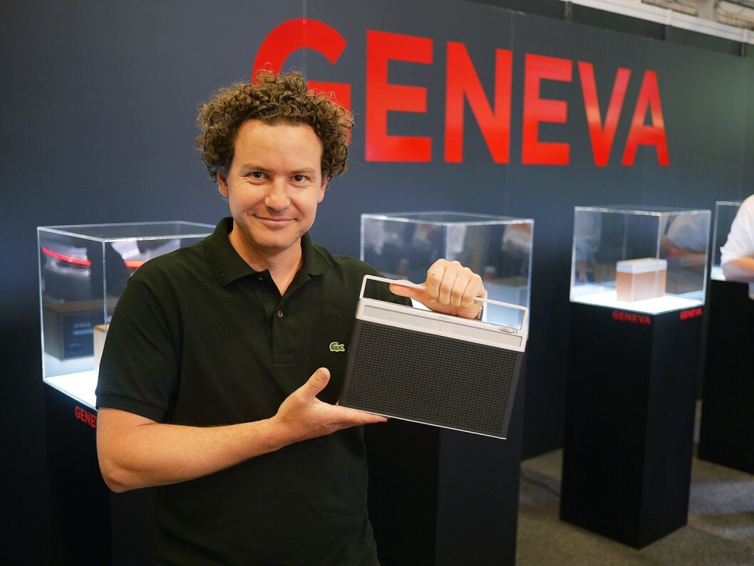 – Det er dette som er radio, sier Lars Christian Reinsborg i Neby Hi-Fi Concept og viser Geneva Touring L Dab+. Pris: 3.500,- Foto: Stian Sønsteng. – Det er dette som er radio, sier Lars Christian Reinsborg i Neby Hi-Fi Concept og viser Geneva Touring L Dab+. Pris: 3.500,- Foto: Stian Sønsteng.