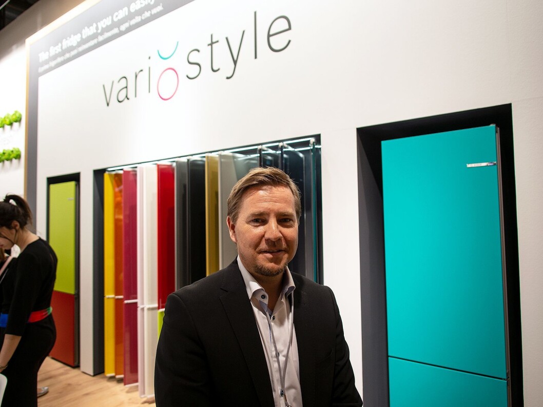 Jhonny Bergman i BSH med Bosch VarioStyle som skal være det første kjøl- og fryseskapet med utbyttbar front. Denne klipses på, og man kan velge mellom 19 farger. Foto: Ola Larsson. Jhonny Bergman i BSH med Bosch VarioStyle som skal være det første kjøl- og fryseskapet med utbyttbar front. Denne klipses på, og man kan velge mellom 19 farger. Foto: Ola Larsson.
