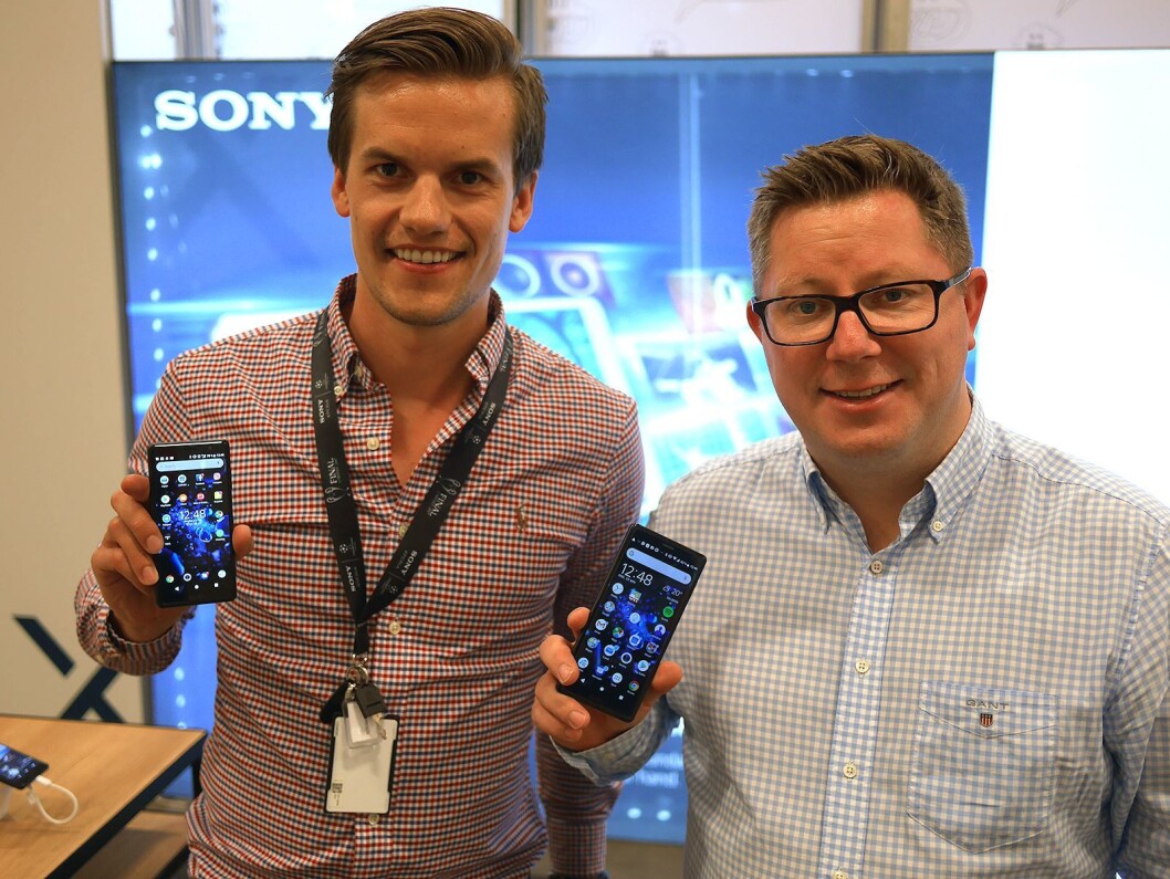 Eirik Risnes Kjønås (t. v.) og Ernst Rognstad i Sony Mobile med de nye Xperia XZ2 og Xperia XZ2Compact. Foto: Stian Sønsteng. Eirik Risnes Kjønås (t. v.) og Ernst Rognstad i Sony Mobile med de nye Xperia XZ2 og Xperia XZ2Compact. Foto: Stian Sønsteng.